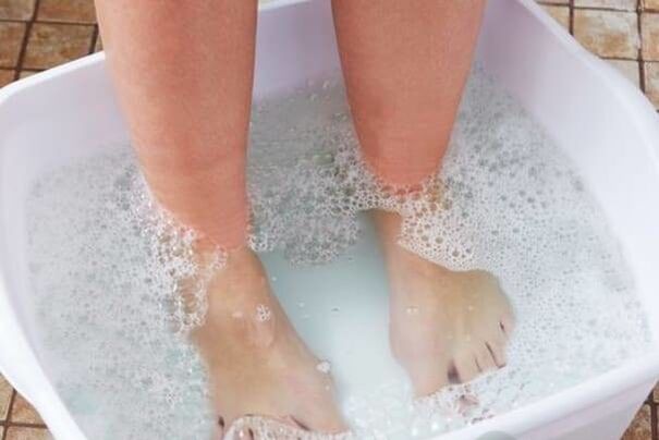 Nagelpilzbehandlung mit beliebten Heilmitteln