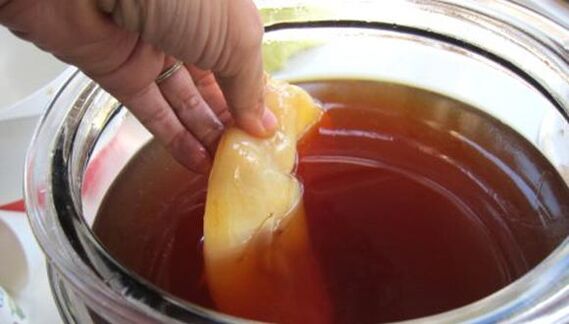 Kombucha zur Behandlung von Nagelpilz