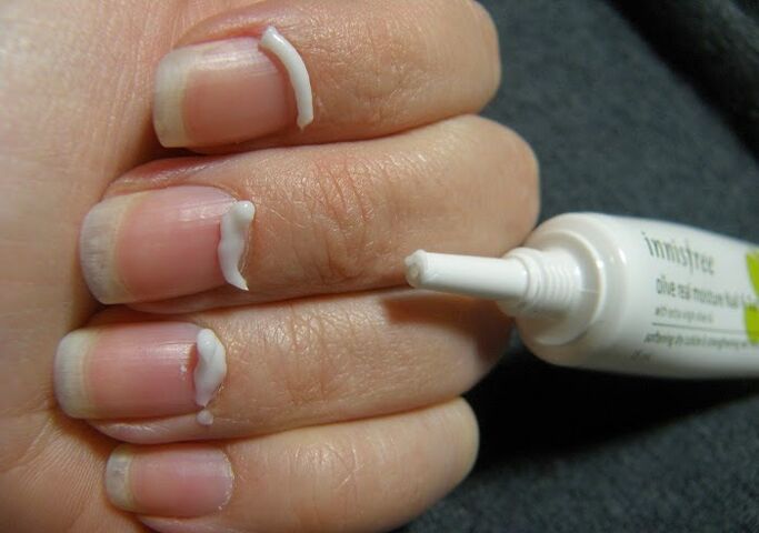 Nagelpilzbehandlung mit Salbe