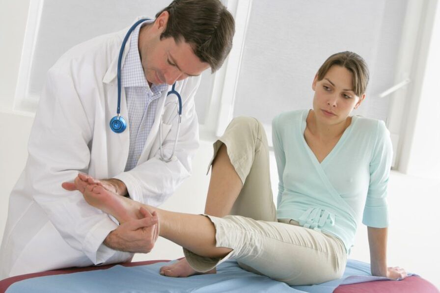 Untersuchung eines Patienten mit Nagelpilz